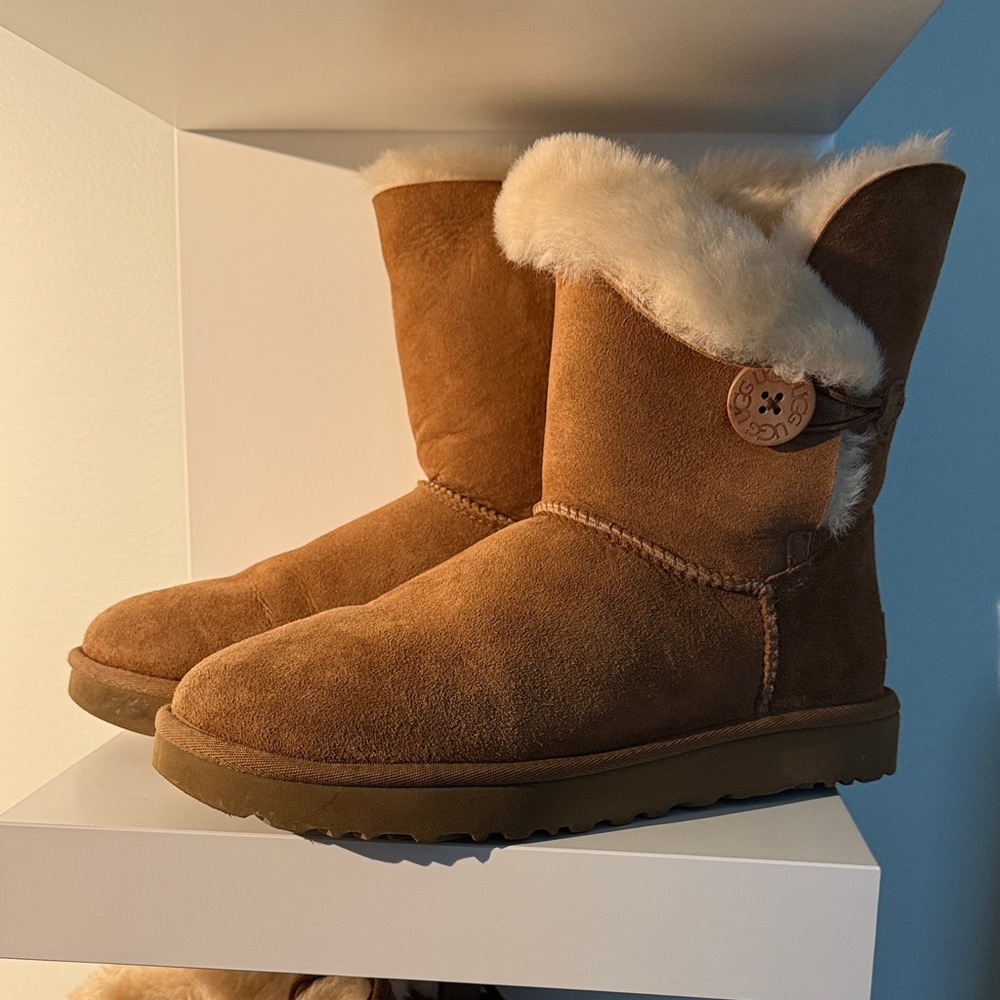 Ugg chestnut Bailey Button